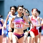 女子１５００メートル予選　序盤からレースを引っ張る田中希実（３５１）＝撮影・中西幸大