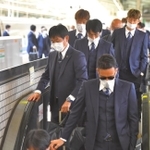 神戸入りする森保一監督（中央）、吉田麻也（手前）、柴崎岳（中央右）、伊藤洋輝（右奥）ら日本代表イレブン＝９日午後０時３３分、神戸市中央区の新神戸駅（撮影・吉澤敬太）