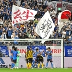 日本－ガーナ　後半、久保建の日本代表初ゴールに沸く観客席＝１０日夜、神戸市兵庫区御崎町１（撮影・秋山亮太）