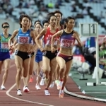 女子１５００メートル決勝　３連覇を飾り、世界選手権への出場を決めた田中希実（右）＝撮影・小林良多