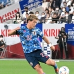 日本-ガーナ　前半、シュートを放つ堂安（撮影・秋山亮太）