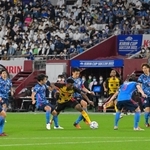 日本-ガーナ　後半、ガーナ代表と激しくボールを奪い合う日本代表＝１０日夜、神戸市兵庫区、ノエビアスタジアム神戸（撮影・秋山亮太）