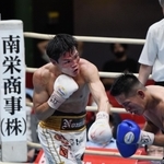 防衛戦で鋭いパンチを放つ野中悠樹選手＝２０２１年７月２３日、大阪市浪速区のエディオンアリーナ大阪（撮影・風斗雅博）