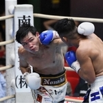 防衛戦で鋭いパンチを放つ野中悠樹選手＝２０２１年７月２３日、大阪市浪速区のエディオンアリーナ大阪（撮影・風斗雅博）