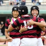 報徳－関学　前半、先制トライを挙げた報徳の竹之下（右から２人目）を祝福する選手たち