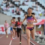女子５０００メートル決勝　１位でフィニッシュし、世界選手権代表に決まった田中希実＝ヤンマースタジアム長居（撮影・秋山亮太）