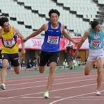 男子２００メートル決勝　２０秒４６で初優勝した上山紘輝（中央）＝１２日午後、大阪市東住吉区、ヤンマースタジアム長居（撮影・秋山亮太）