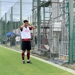 糸電話を使ってサポーターと交流する神戸のＧＫ前川（左）とＤＦ山川（中央）＝神戸市西区、いぶきの森球技場