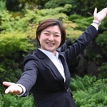 笑顔でポーズをとる坂本花織＝神戸市中央区波止場町（撮影・坂井萌香）