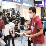 商店街でのチラシ配りに参加する神戸の千布勇気新社長＝神戸市中央区、三宮センター街