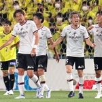 柏－神戸　前半、先制ゴールを決め喜ぶ神戸・橋本（右から２人目）＝三協Ｆ柏