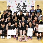 バレーボールの関西大学春季リーグ１部で２０１９年以来の優勝を果たした神戸親和女大の選手たち＝神戸市北区の同大学体育館