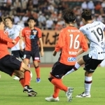 山口-神戸　後半３９分、神戸のＤＦ初瀬亮（１９）がゴールを決め１-１の同点とする＝維新みらいふスタジアム（撮影・吉田敦史）