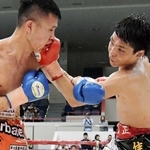 世界王座陥落後の再起戦で大沢宏晋（左）に判定勝ちした久保隼＝２０１８年４月、神戸市立中央体育館