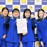 競泳女子４００メートルリレーで優勝した神戸野田の選手たち