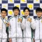 競泳男子４００メートルリレーで優勝した報徳の選手たち