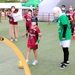 ブラインドサッカーを体験するサポーターら＝神戸市兵庫区御崎町１、ノエビアスタジアム神戸