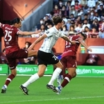 神戸－浦和　前半、ゴールに迫る神戸・大崎（左端）と武藤（右端）＝ノエビアスタジアム神戸（撮影・鈴木雅之）