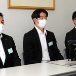 社会人野球の都市対抗大会に向けて展望を語る（左から）清水部長、津野監督、高橋マネジャー＝神戸新聞社（撮影・久保田輝）