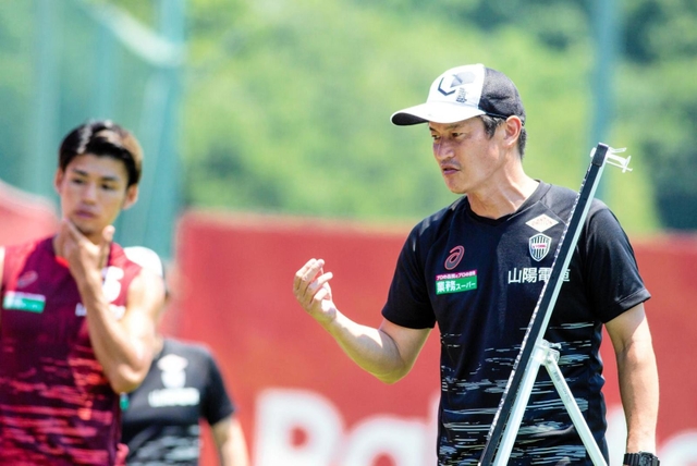 選手たちに指示を伝える神戸の吉田孝行監督（右）＝神戸市西区、いぶきの森球技場ⓒＶＩＳＳＥＬ　ＫＯＢＥ