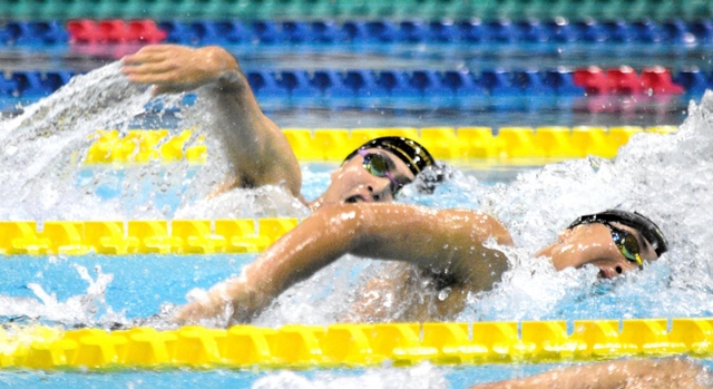 男子無差別１５００メートル自由形で優勝した加登博翔（手前）と、２位に入った兄結翔