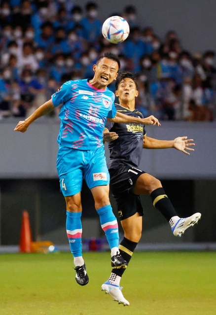 鳥栖－神戸　前半、頭で競り合う鳥栖・島川（左）と神戸・武藤＝駅スタ