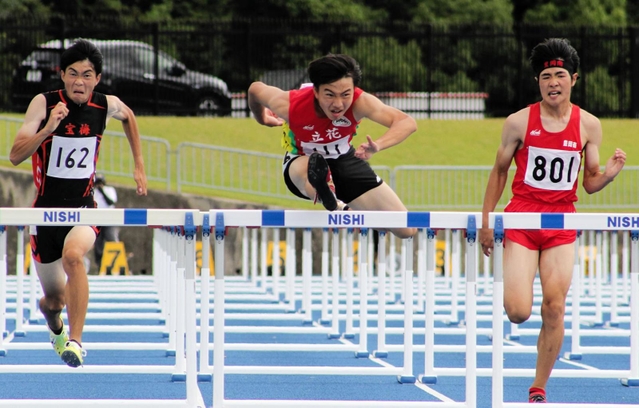 男子共通１１０メートル障害決勝　13秒88の大会新記録で優勝した立花の村田隼（中央）