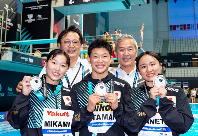 記念写真に納まる、銀メダルを獲得した（前列左から）三上紗也可、玉井陸斗、金戸凜。後列は左から馬淵崇英コーチ、安田千万樹ヘッドコーチ＝ブダペスト（共同）