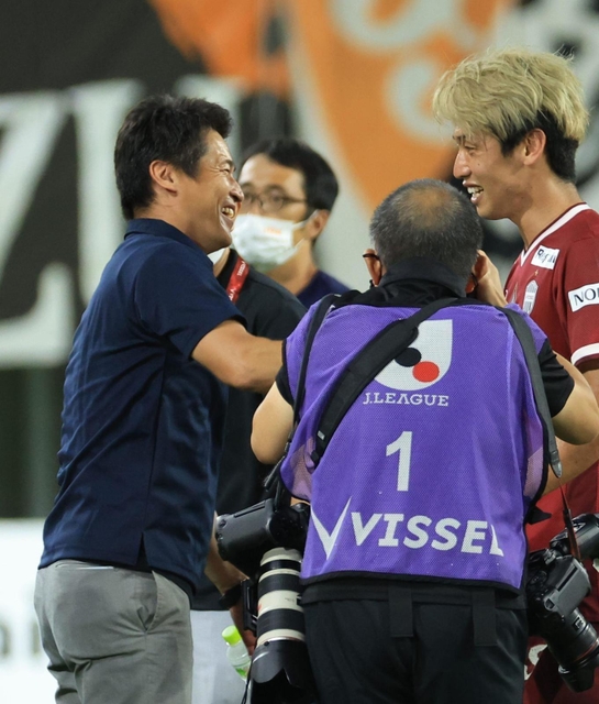 神戸-清水　２連勝し、勝ち越しゴールを決めた大迫（右）を笑顔でたたえる神戸の吉田監督＝ノエビアスタジアム神戸（撮影・吉田敦史）