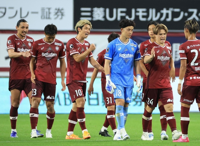 神戸-清水　大迫（左から３人目）の勝ち越しゴールで２連勝し、喜び合う神戸イレブン＝ノエビアスタジアム神戸（撮影・吉田敦史）