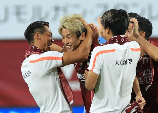 神戸-清水　勝ち越しゴールで２連勝に貢献し、仲間の祝福を受ける神戸の大迫（中央）＝ノエビアスタジアム神戸（撮影・吉田敦史）