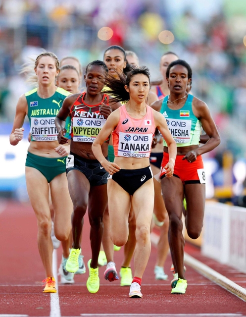 女子１５００メートル準決勝　力走する田中希実（手前）（共同）