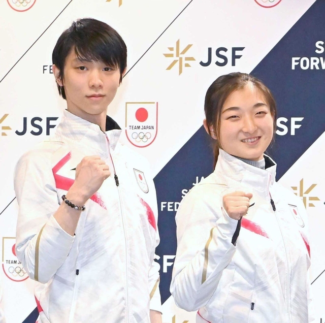 フィギュアスケートの北京冬季五輪代表に決まり、記念写真に納まる羽生結弦（左）と坂本花織＝２０２１年１２月２６日、さいたまスーパーアリーナ