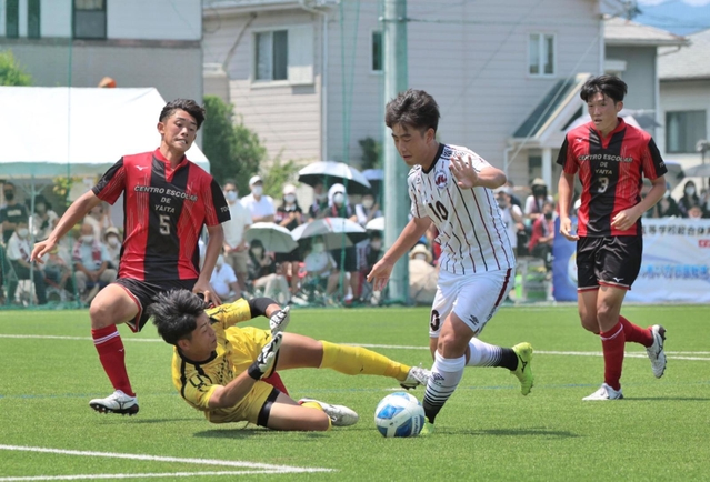 サッカー男子１回戦・三田学園-矢板中央　後半、三田学園の宮内（１０）がゴールを狙うも、矢板中央に阻まれる＝２４日、徳島県吉野川市、ヨコタ上桜スポーツグラウンド（撮影・長嶺麻子）
