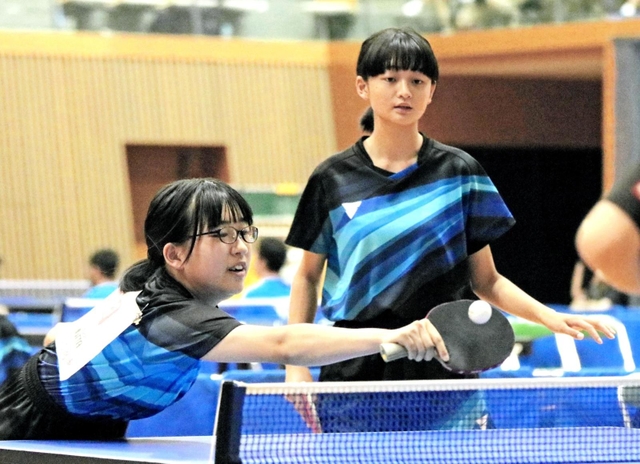 卓球女子団体決勝・村岡-魚住　初優勝に貢献した村岡のダブルス岡田（左）、坂本組＝南あわじ市文化体育館