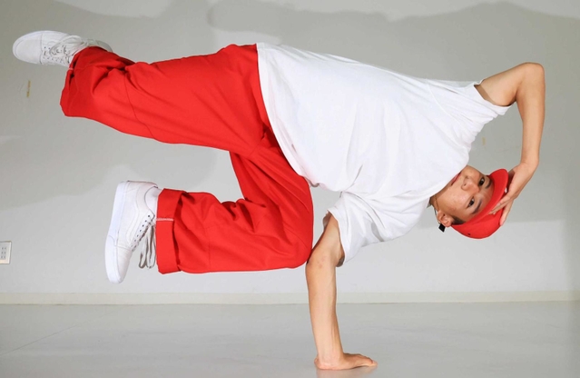 １４歳ながら国内一線級で活躍するブレイクダンスの窪田雷音＝伊丹市内（撮影・鈴木雅之）