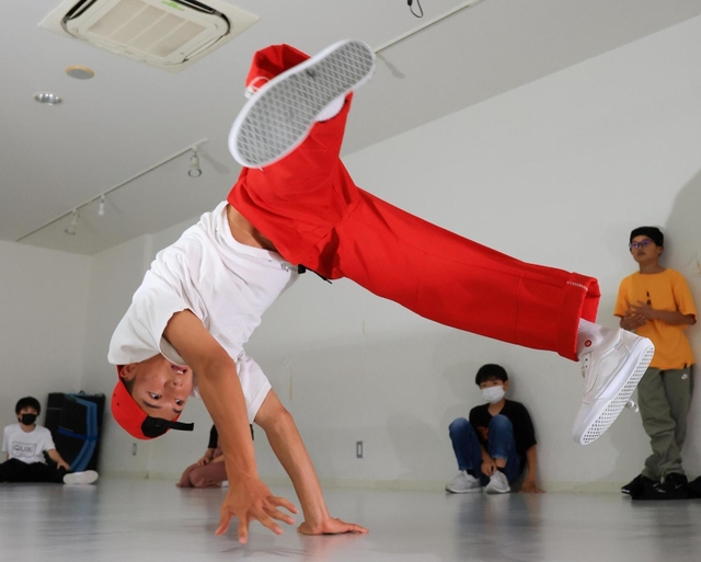 ブレイクダンスでパリ五輪出場を目指す窪田雷音＝伊丹市中央５（撮影・鈴木雅之）