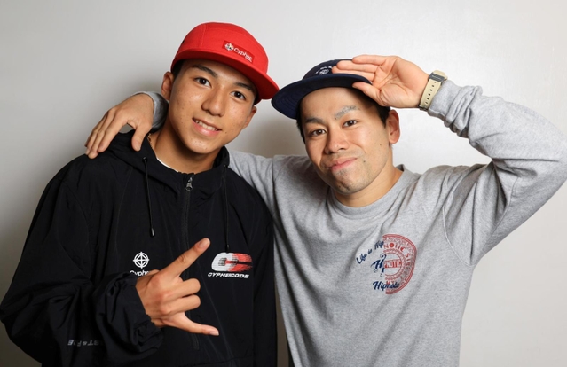 恩師とツーショットにおさまるブレイクダンス選手の窪田雷音（左）＝伊丹市中央５（撮影・鈴木雅之）