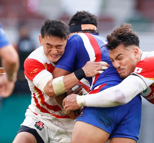 ９日のフランス戦で相手の突進を阻む李承信（左）＝国立競技場