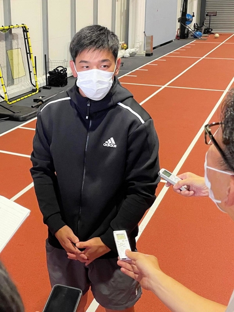 ラグビー日本代表戦で活躍し神戸の番記者に囲まれる李承信＝神戸市東灘区御影浜町