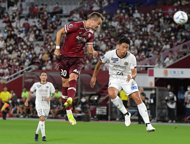 神戸-柏　前半、ヘディングでゴールを狙う神戸のムゴシャ（３０）＝ノエビアスタジアム神戸（撮影・秋山亮太）