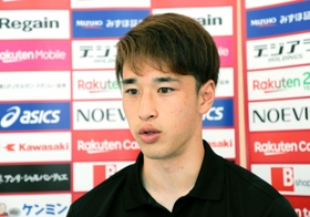 選手会長として監督交代の受け止めを語る神戸のＤＦ小林友希＝神戸市西区、いぶきの森球技場ⓒＶＩＳＳＥＬ　ＫＯＢＥ