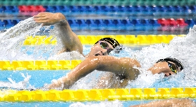 男子無差別１５００メートル自由形で優勝した加登博翔（手前）と、２位に入った兄結翔