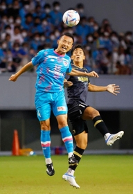 鳥栖－神戸　前半、頭で競り合う鳥栖・島川（左）と神戸・武藤＝駅スタ