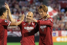 神戸-清水　前半８分、先制ゴールを決め、イニエスタらに祝福される神戸のＭＦ汰木康也（右）＝ノエビアスタジアム神戸（撮影・吉田敦史）