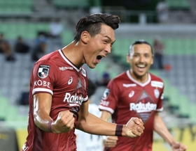神戸-柏　前半４０分、先制ゴールにつながる活躍を見せ、喜ぶ神戸の槙野（左）＝ノエビアスタジアム神戸（撮影・吉田敦史）