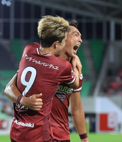 神戸-柏　前半４０分、先制ゴールにつながる活躍を見せ、喜ぶ神戸の槙野（右）＝ノエビアスタジアム神戸（撮影・吉田敦史）