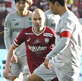 ヴィッセル神戸のイニエスタ（中央）