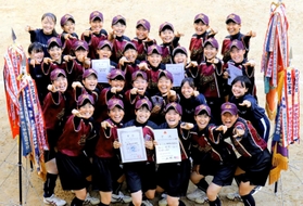 元全国女王の須磨ノ浦を退け、９年ぶりにインターハイ出場を決めた神戸野田ナイン＝神戸市長田区の同校