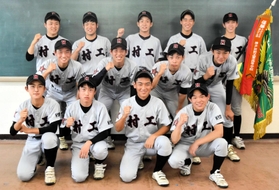 今夏限りでの廃部を控え、集大成の舞台に燃える村野工の選手たち＝神戸市長田区の同校